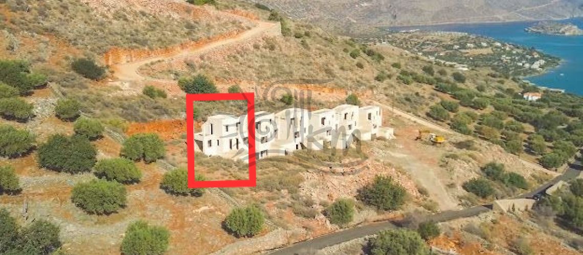 Lassithi, Elounda. Zum Verkauf steht eine luxuriöse Villa mit 135,69 m² auf einem Grundstück von 1.134,44 m² mit einem privaten Swimmingpool von 60 m² und einem einzigartigen Blick auf die Bucht von Mirabello und Spinalonga. property first image