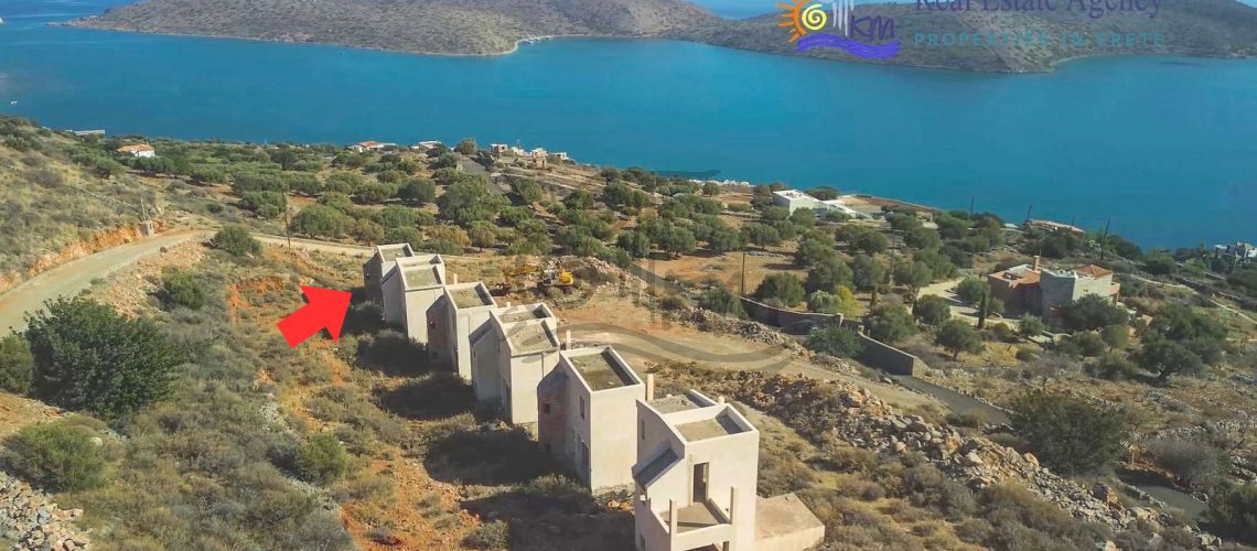 Lassithi, Elounda. Zum Verkauf steht eine luxuriöse Villa mit 138,26 m² auf einem Grundstück von 2.679,22 m² mit einem privaten Swimmingpool von 80 m² und einem einzigartigen Blick auf die Bucht von Mirabello und Spinalonga. property first image