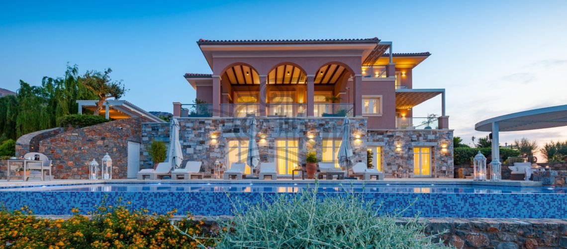 Lassithi, Elounda. In vendita una lussuosa villa di 642 mq su un terreno di 4.014 mq con piscina privata riscaldata di 54 mq, a soli 70 metri dal mare. property first image
