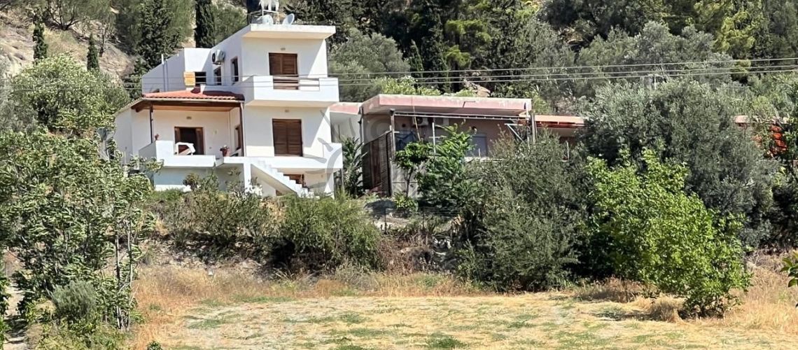 Heraklion Stavrakia. For sale is a small residential complex consisting of a 120 sq m maisonette and a 180 sq m ground floor apartment on a plot of 2,134 sq m. property first image