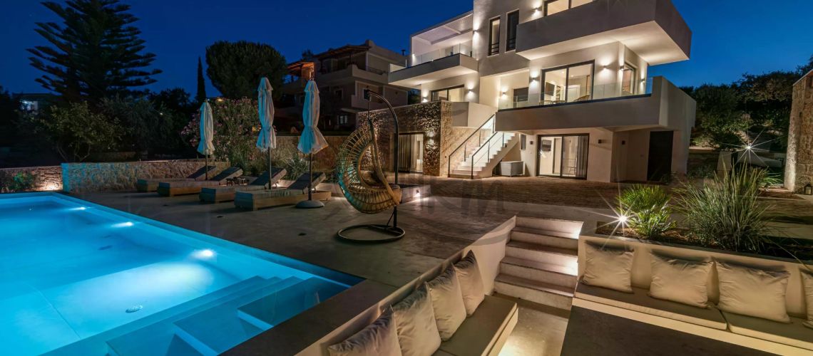 Argolide, Porto Heli. È in vendita un'esclusiva villa di lusso di 250 mq su un terreno di 4.000 mq con piscina privata e una magica vista sul mare. property first image